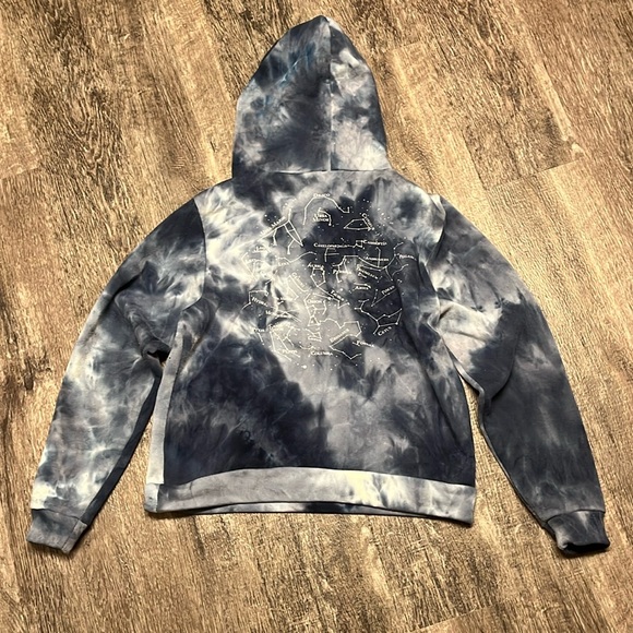 Girls M sweatshirt but runs small. Has stars constilation on the back - Picture 1 of 4